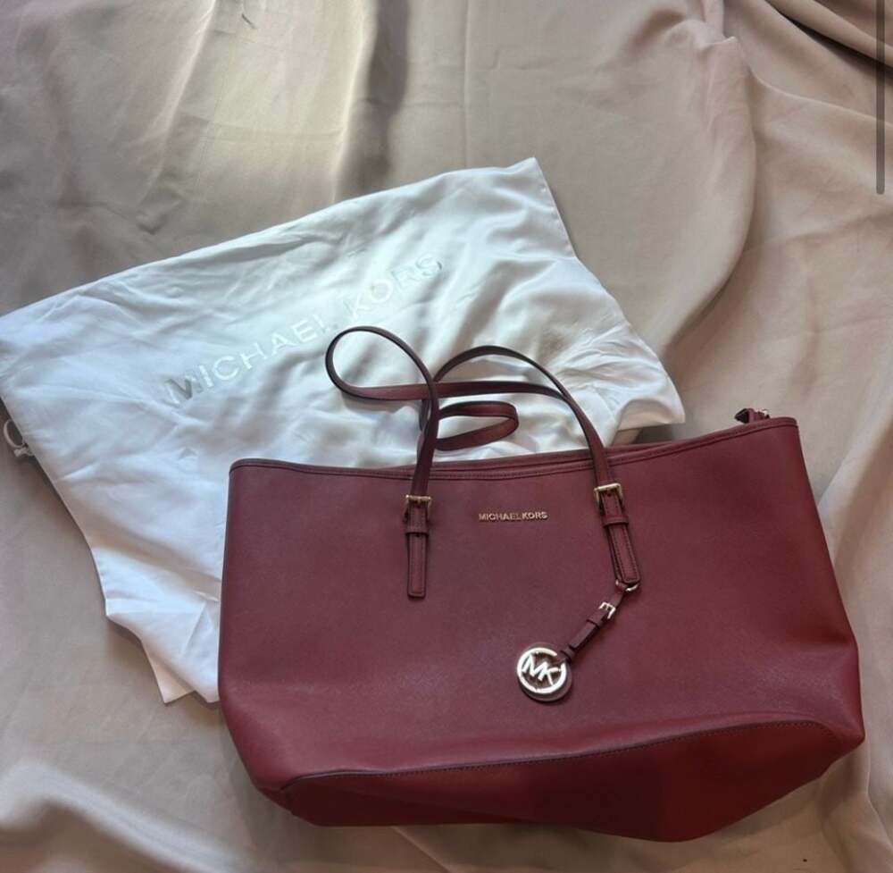 Michael Kors Jet Set Travel Medium Saffiano Leather Top-Zip Tote in Plum